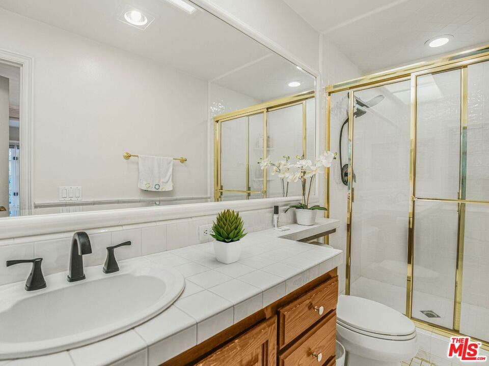 6111 County Oak Road, Woodland Hills, CA 91367 6111 County Oak Road, Woodland Hills, CA 91367