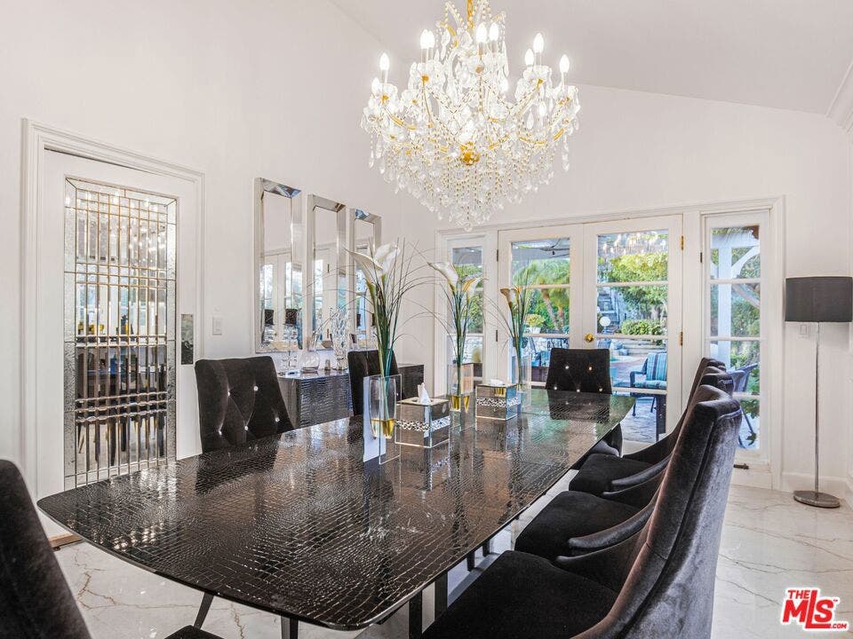 6111 County Oak Road, Woodland Hills, CA 91367 6111 County Oak Road, Woodland Hills, CA 91367