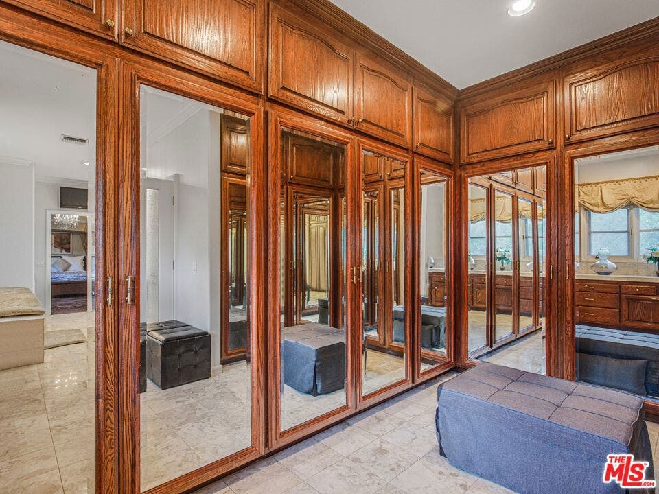 6111 County Oak Road, Woodland Hills, CA 91367 6111 County Oak Road, Woodland Hills, CA 91367