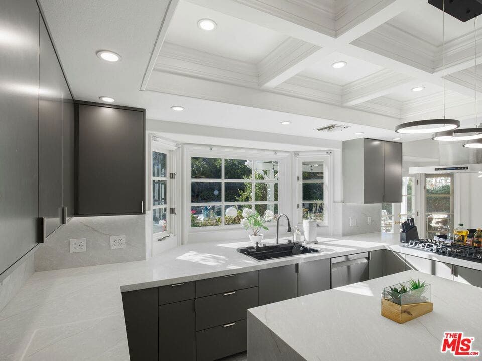 6111 County Oak Road, Woodland Hills, CA 91367 6111 County Oak Road, Woodland Hills, CA 91367
