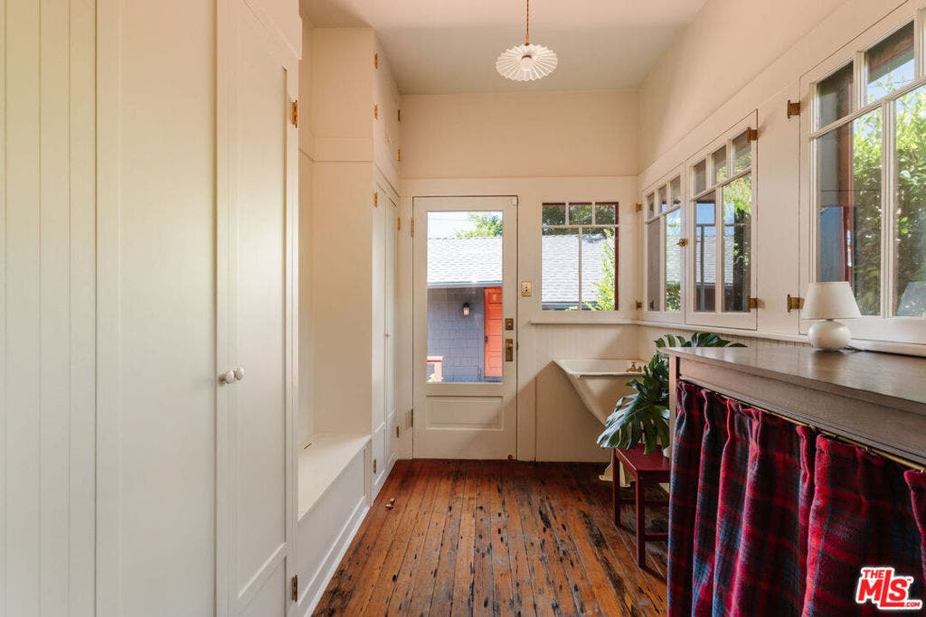2915 S Budlong Avenue, Los Angeles, CA 90007 2915 S Budlong Avenue, Los Angeles, CA 90007