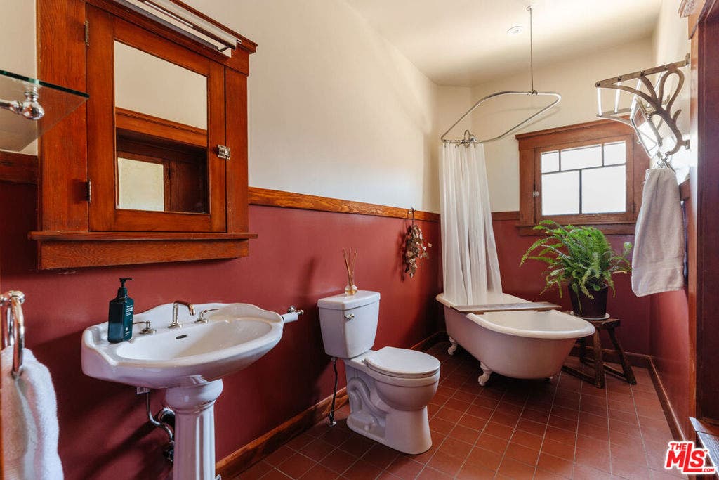2915 S Budlong Avenue, Los Angeles, CA 90007 2915 S Budlong Avenue, Los Angeles, CA 90007