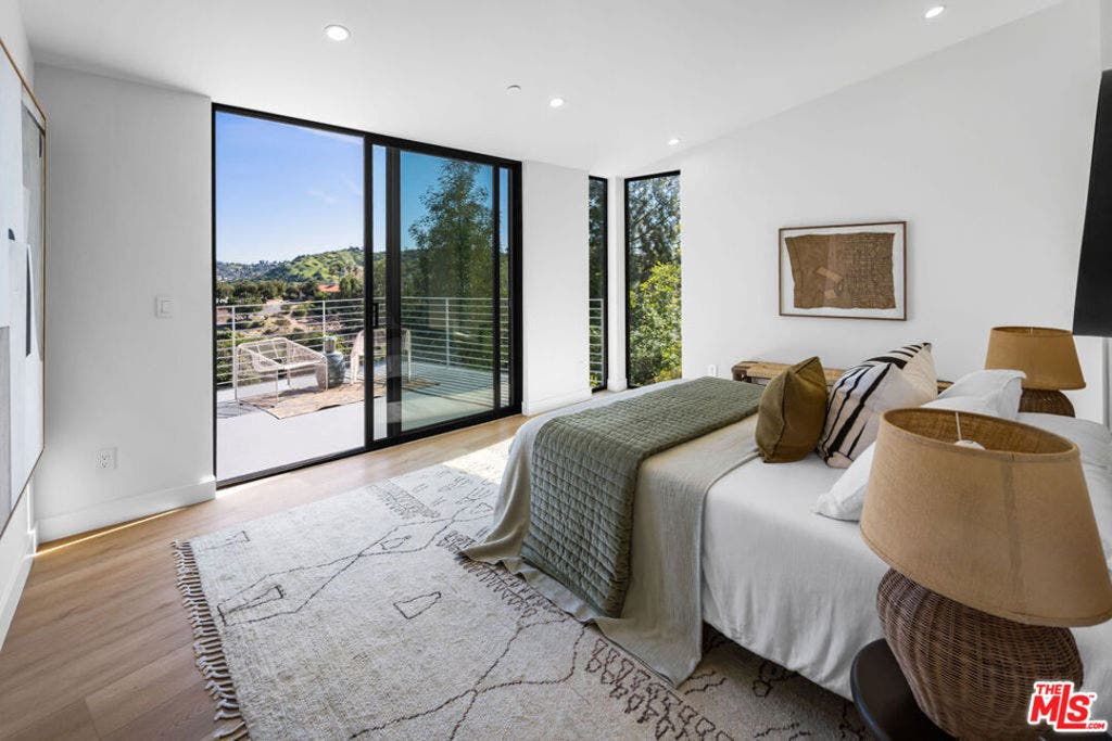 4683 Glenalbyn Drive, Los Angeles, CA 90065 Primary suite