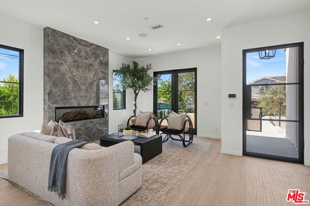16011 Miami Way, Pacific Palisades, CA 90272 16011 Miami Way, Pacific Palisades, CA 90272