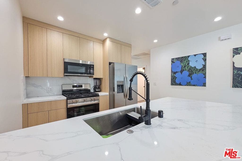 1323 N June Street, Los Angeles, CA 90028 1323 N June Street, Los Angeles, CA 90028
