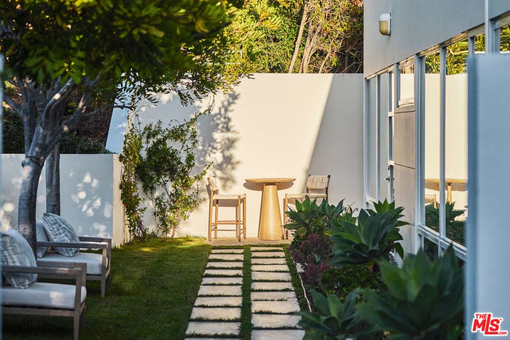 27549 Pacific Coast Highway, Malibu, CA 90265 27549 Pacific Coast Highway, Malibu, CA 90265