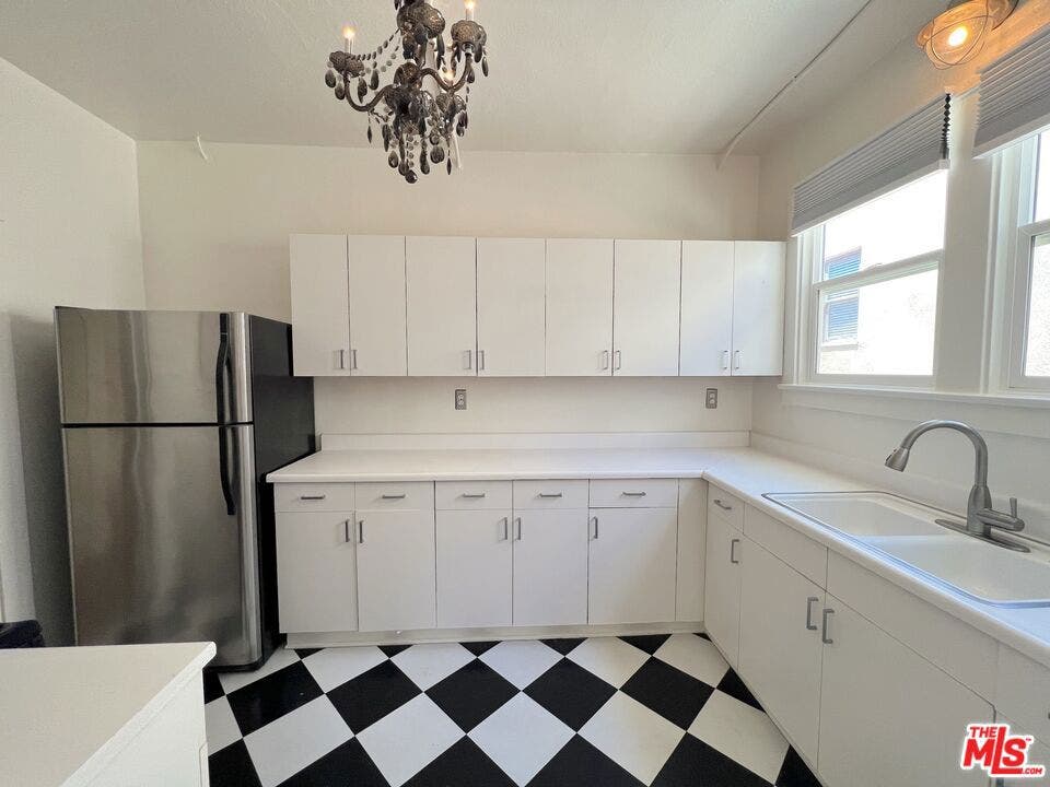 2011 N Vermont Avenue, Los Angeles, CA 90027 2011 N Vermont Avenue, Los Angeles, CA 90027