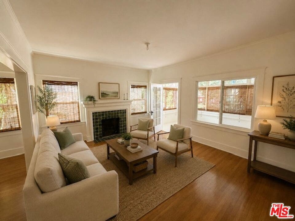 2011 N Vermont Avenue, Los Angeles, CA 90027 Virtually staged