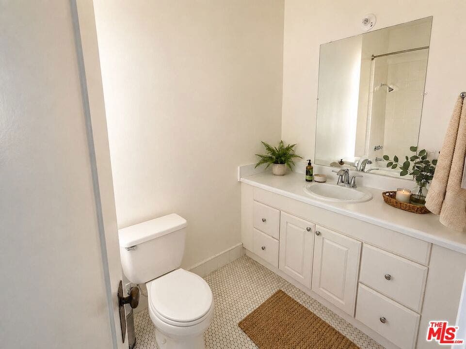 2011 N Vermont Avenue, Los Angeles, CA 90027 Virtually staged