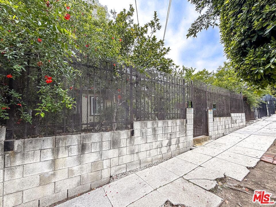 447 N Commonwealth Avenue, Los Angeles, CA 90004 447 N Commonwealth Avenue, Los Angeles, CA 90004