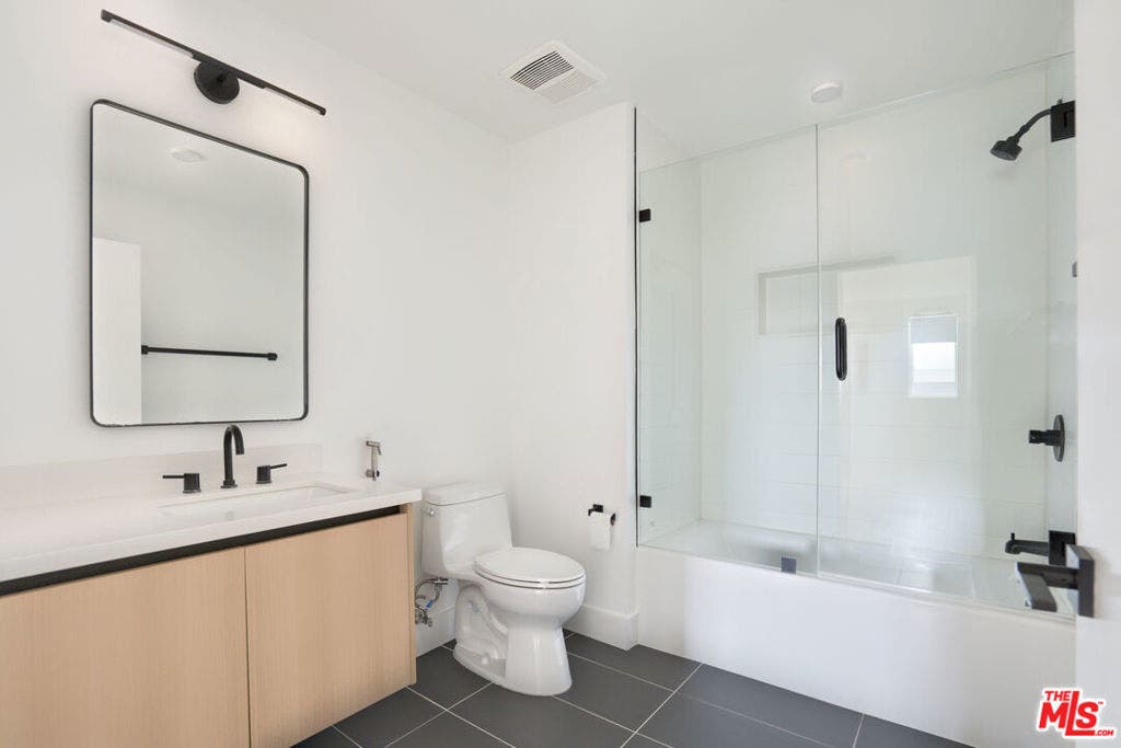 5657 Virginia Avenue, #301, Los Angeles, CA 90038 5657 Virginia Avenue, #301, Los Angeles, CA 90038