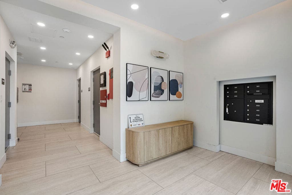 5657 Virginia Avenue, #301, Los Angeles, CA 90038 5657 Virginia Avenue, #301, Los Angeles, CA 90038
