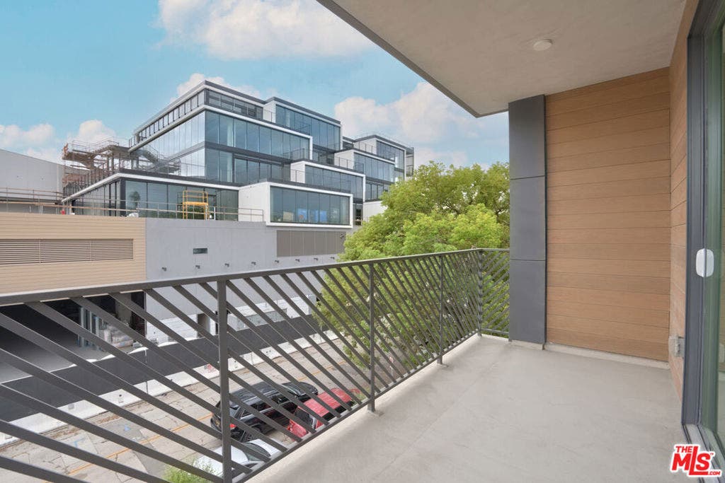 5657 Virginia Avenue, #301, Los Angeles, CA 90038 5657 Virginia Avenue, #301, Los Angeles, CA 90038