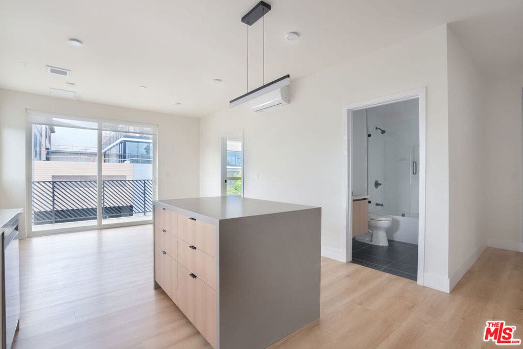 5657 Virginia Avenue, #301, Los Angeles, CA 90038 5657 Virginia Avenue, #301, Los Angeles, CA 90038