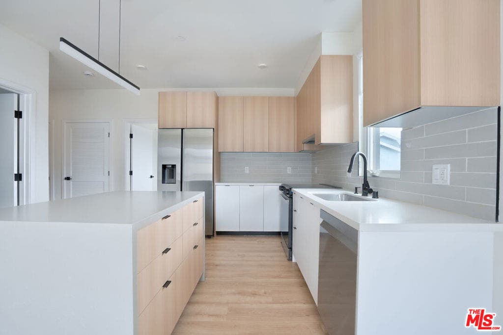 5657 Virginia Avenue, #301, Los Angeles, CA 90038 5657 Virginia Avenue, #301, Los Angeles, CA 90038