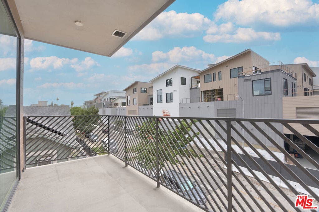 5657 Virginia Avenue, #301, Los Angeles, CA 90038 5657 Virginia Avenue, #301, Los Angeles, CA 90038