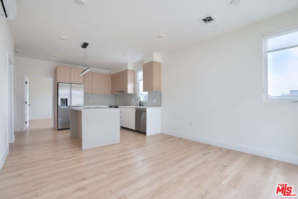 5657 Virginia Avenue, #301, Los Angeles, CA 90038 5657 Virginia Avenue, #301, Los Angeles, CA 90038