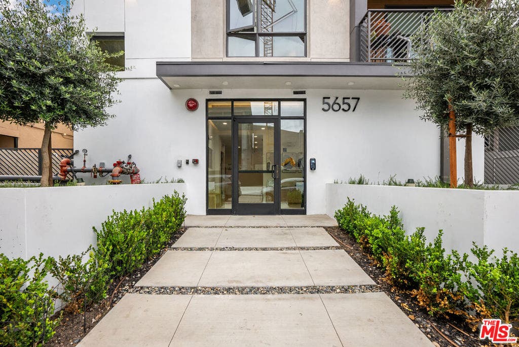 5657 Virginia Avenue, #301, Los Angeles, CA 90038 5657 Virginia Avenue, #301, Los Angeles, CA 90038