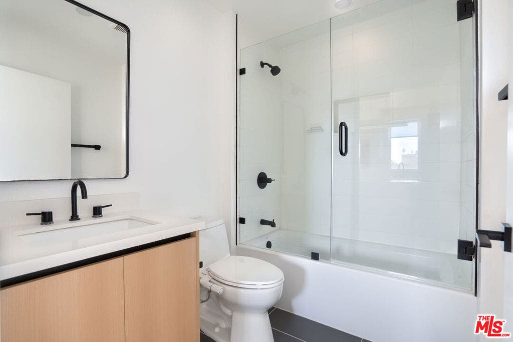 5657 Virginia Avenue, #301, Los Angeles, CA 90038 5657 Virginia Avenue, #301, Los Angeles, CA 90038