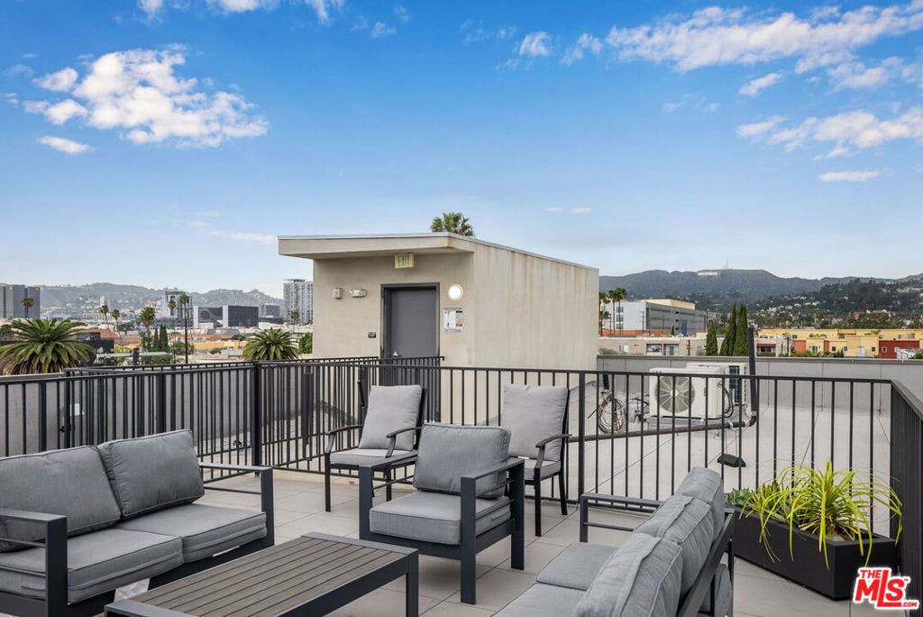 5657 Virginia Avenue, #301, Los Angeles, CA 90038 5657 Virginia Avenue, #301, Los Angeles, CA 90038