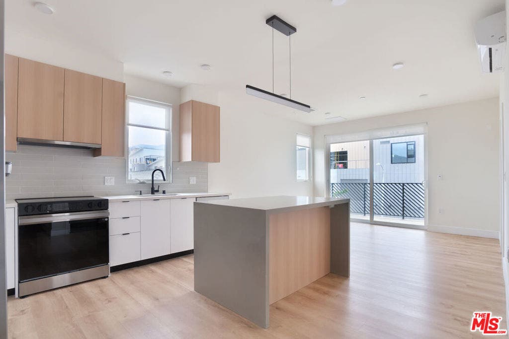 5657 Virginia Avenue, #301, Los Angeles, CA 90038 5657 Virginia Avenue, #301, Los Angeles, CA 90038
