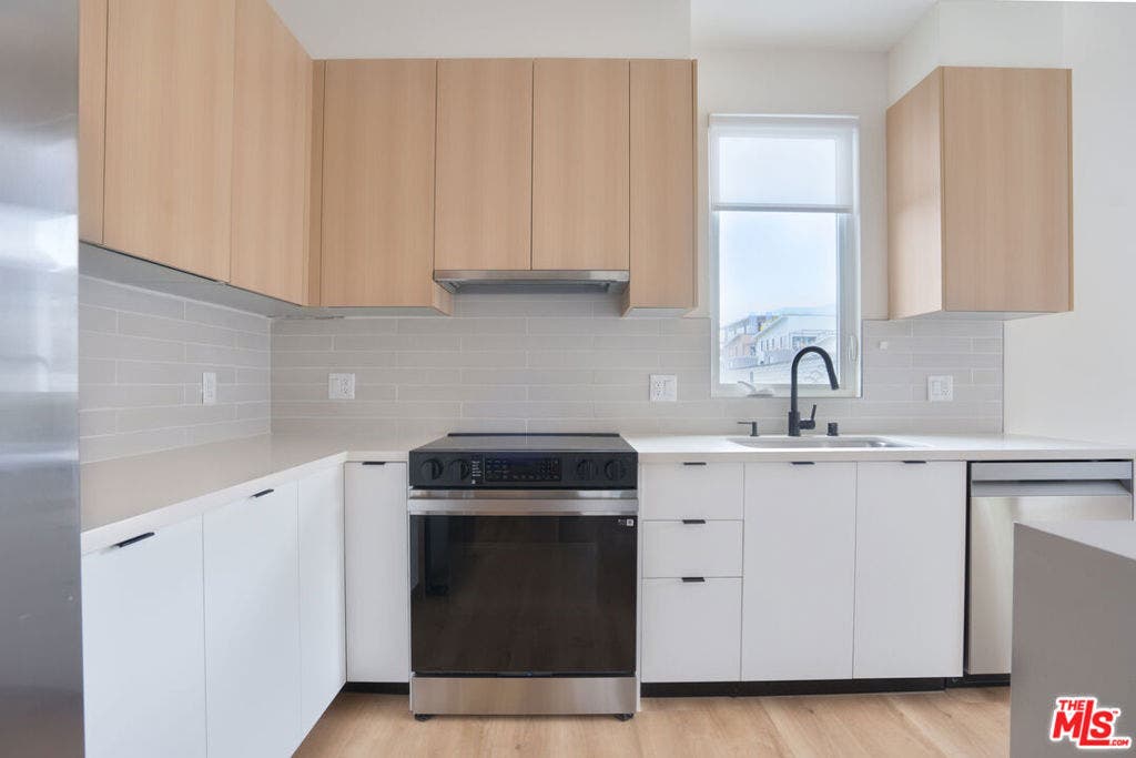 5657 Virginia Avenue, #301, Los Angeles, CA 90038 5657 Virginia Avenue, #301, Los Angeles, CA 90038