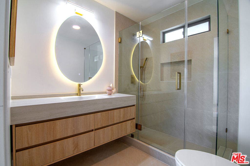 2201 Hillsboro Avenue, Los Angeles, CA 90034 Bathroom #4