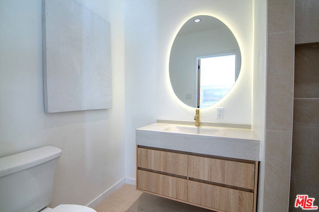 2201 Hillsboro Avenue, Los Angeles, CA 90034 Bathroom #2