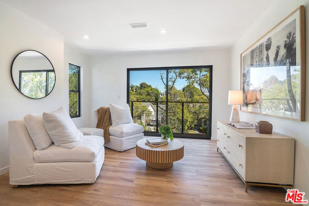 2201 Hillsboro Avenue, Los Angeles, CA 90034 Bedroom Seating Area