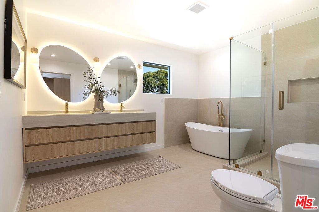 2201 Hillsboro Avenue, Los Angeles, CA 90034 Bathroom #3 (Primary)