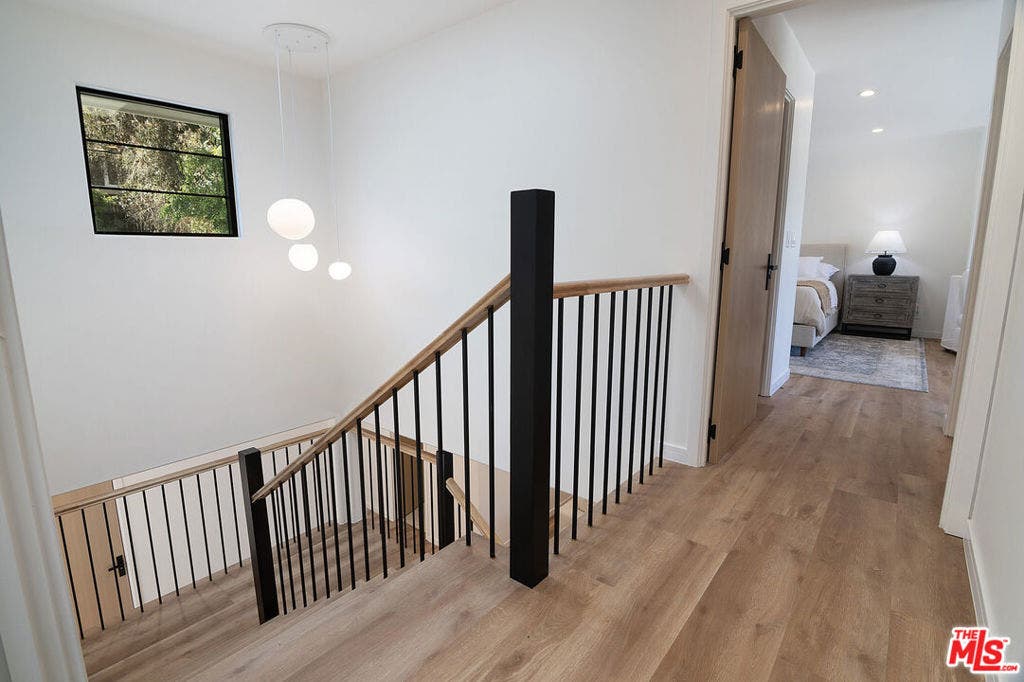 2201 Hillsboro Avenue, Los Angeles, CA 90034 Upstairs Landing