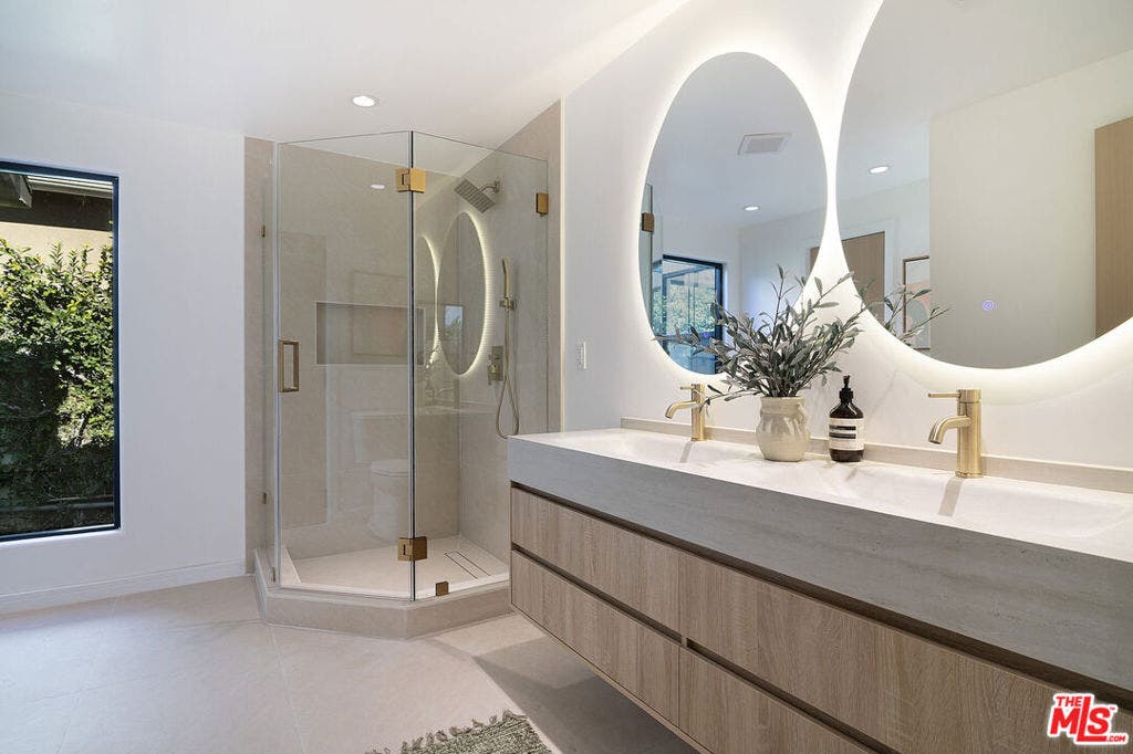 2201 Hillsboro Avenue, Los Angeles, CA 90034 Bathroom #1