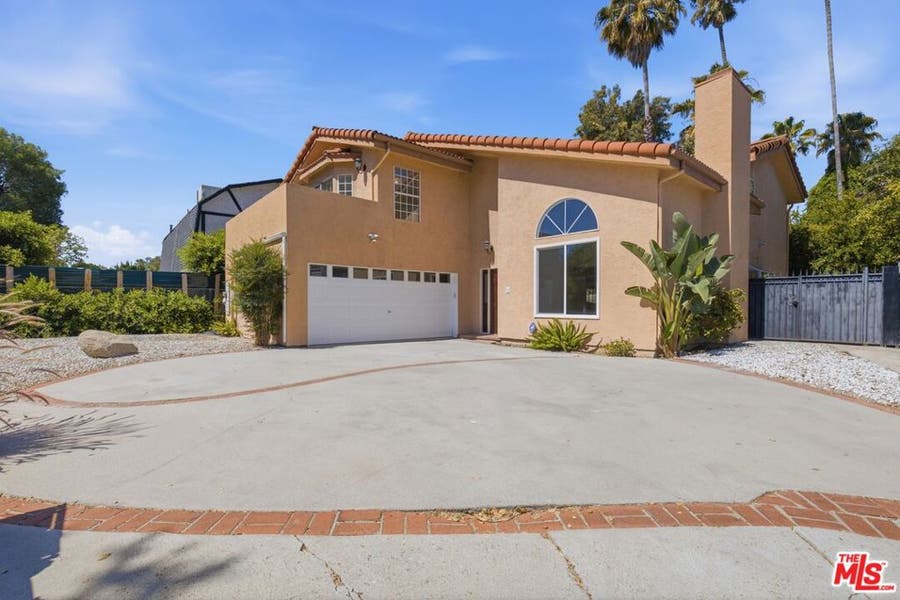 Property photo for 19250 Oxnard Street, Tarzana, CA