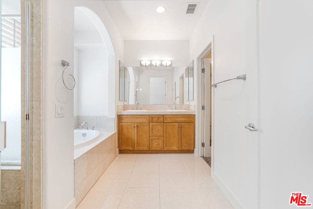 5800 Seawalk Drive, #7, Los Angeles, CA 90094