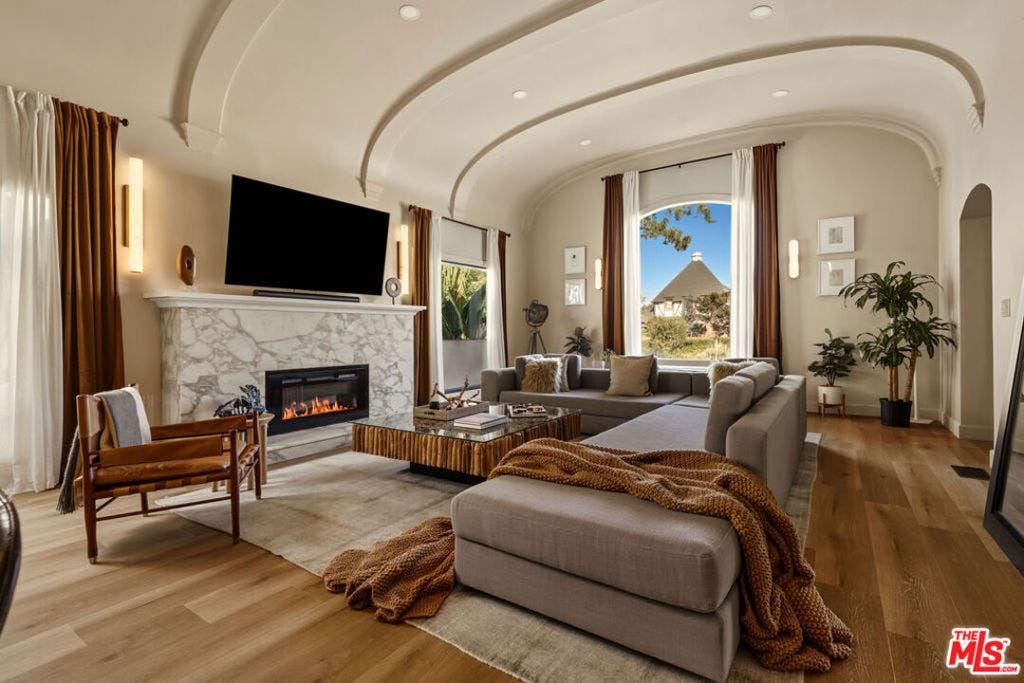 817 Masselin Avenue, Los Angeles, CA 90036 817 Masselin Avenue, Los Angeles, CA 90036