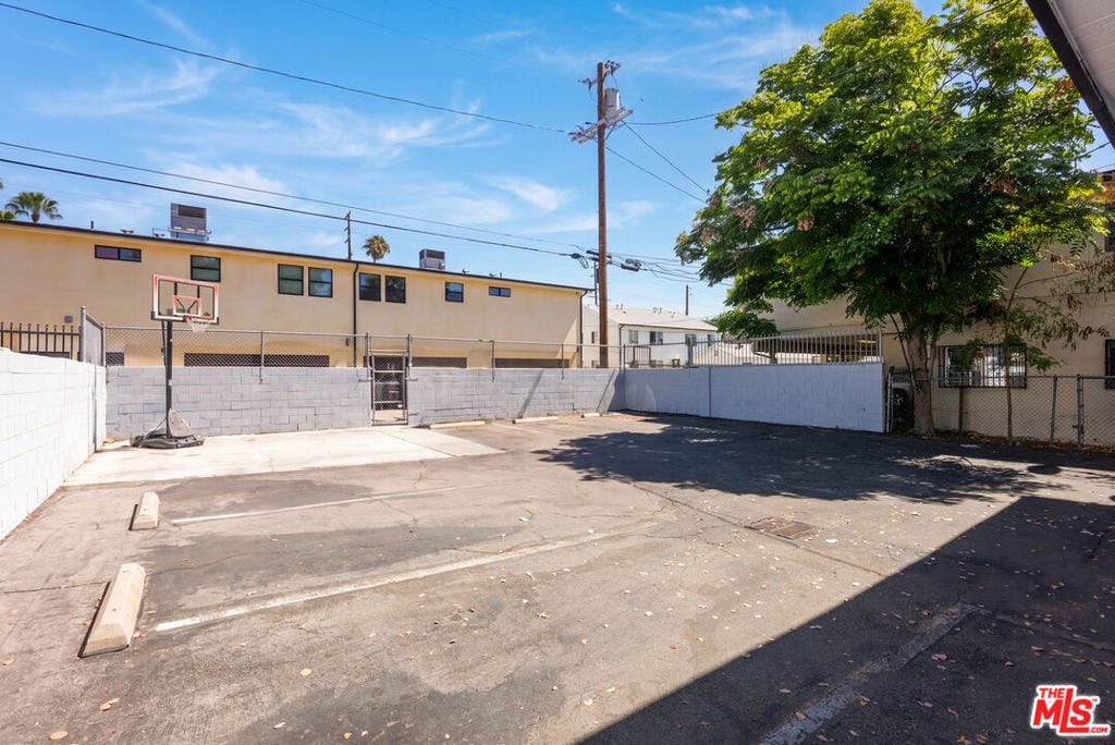 11425 Tiara Street, Los Angeles, CA 91601 11425 Tiara Street, Los Angeles, CA 91601