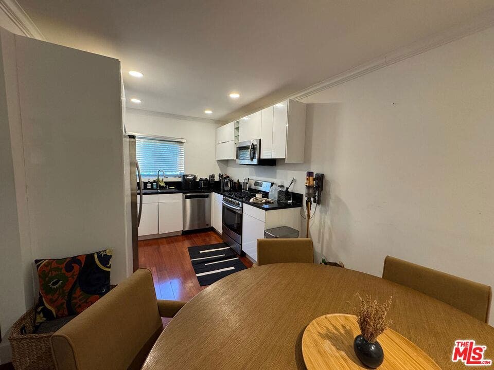 11652 Kiowa Avenue, Los Angeles, CA 90049