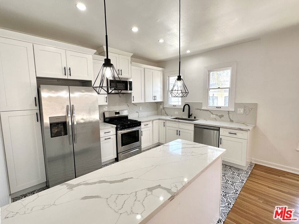 643 S Cloverdale Avenue, #643 1/2, Los Angeles, CA 90036 643 S Cloverdale Avenue, #643 1/2, Los Angeles, CA 90036