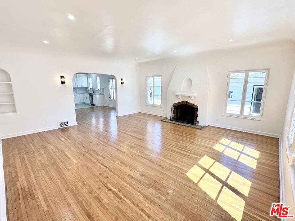 643 S Cloverdale Avenue, #643 1/2, Los Angeles, CA 90036 643 S Cloverdale Avenue, #643 1/2, Los Angeles, CA 90036