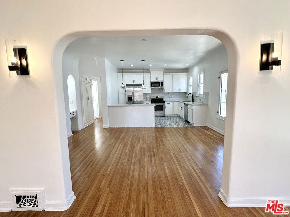 643 S Cloverdale Avenue, #643 1/2, Los Angeles, CA 90036 643 S Cloverdale Avenue, #643 1/2, Los Angeles, CA 90036