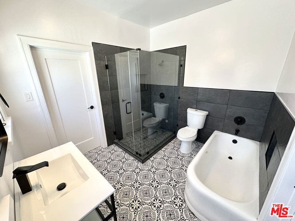 643 S Cloverdale Avenue, #643 1/2, Los Angeles, CA 90036 643 S Cloverdale Avenue, #643 1/2, Los Angeles, CA 90036