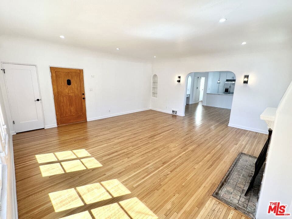 643 S Cloverdale Avenue, #643 1/2, Los Angeles, CA 90036 643 S Cloverdale Avenue, #643 1/2, Los Angeles, CA 90036
