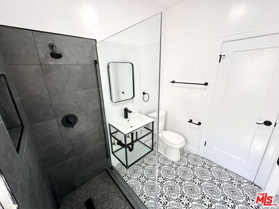 643 S Cloverdale Avenue, #643 1/2, Los Angeles, CA 90036 643 S Cloverdale Avenue, #643 1/2, Los Angeles, CA 90036