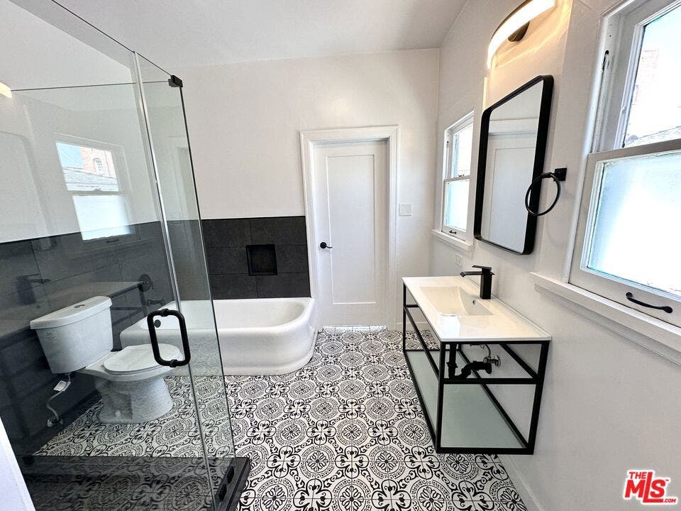 643 S Cloverdale Avenue, #643 1/2, Los Angeles, CA 90036 643 S Cloverdale Avenue, #643 1/2, Los Angeles, CA 90036