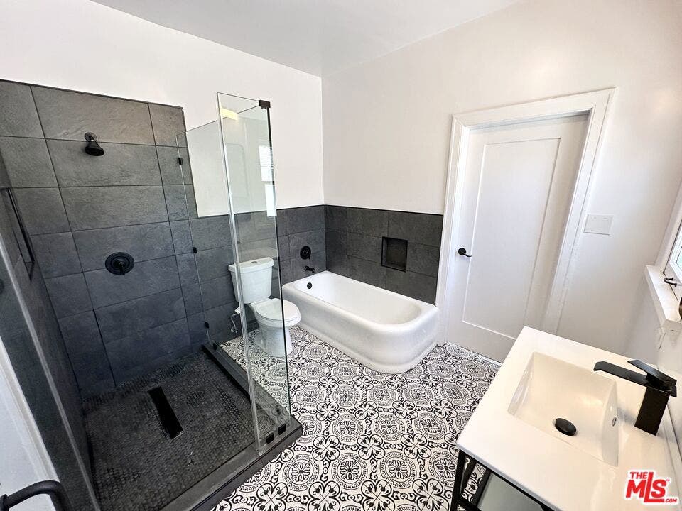 643 S Cloverdale Avenue, #643 1/2, Los Angeles, CA 90036 643 S Cloverdale Avenue, #643 1/2, Los Angeles, CA 90036