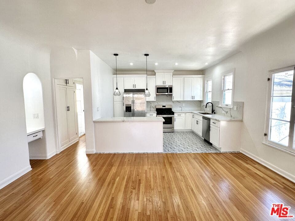 643 S Cloverdale Avenue, #643 1/2, Los Angeles, CA 90036 643 S Cloverdale Avenue, #643 1/2, Los Angeles, CA 90036