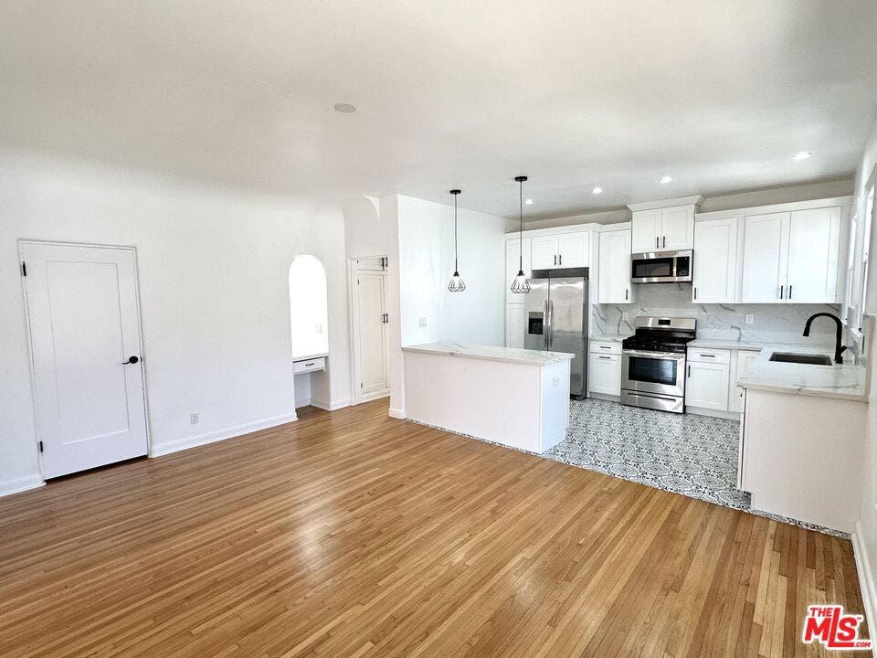 643 S Cloverdale Avenue, #643 1/2, Los Angeles, CA 90036 643 S Cloverdale Avenue, #643 1/2, Los Angeles, CA 90036