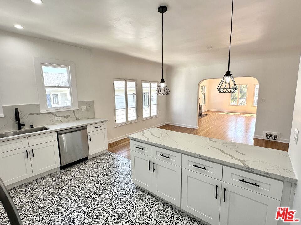 643 S Cloverdale Avenue, #643 1/2, Los Angeles, CA 90036 643 S Cloverdale Avenue, #643 1/2, Los Angeles, CA 90036