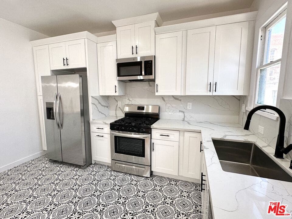 643 S Cloverdale Avenue, #643 1/2, Los Angeles, CA 90036 643 S Cloverdale Avenue, #643 1/2, Los Angeles, CA 90036