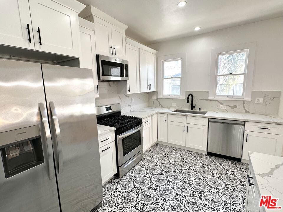 643 S Cloverdale Avenue, #643 1/2, Los Angeles, CA 90036 643 S Cloverdale Avenue, #643 1/2, Los Angeles, CA 90036